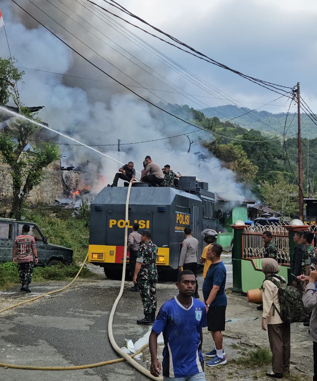 Personel Polri dan TNI Bahu Membahu Padamkan Api di Kompleks Kodam Lama Jayapura