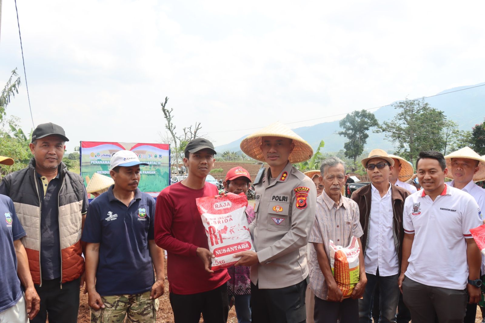 Semangat Ketahanan Pangan: Kapolres Garut Ajak Warga Tanam Jagung, Wujudkan Indonesia Mandiri Pangan