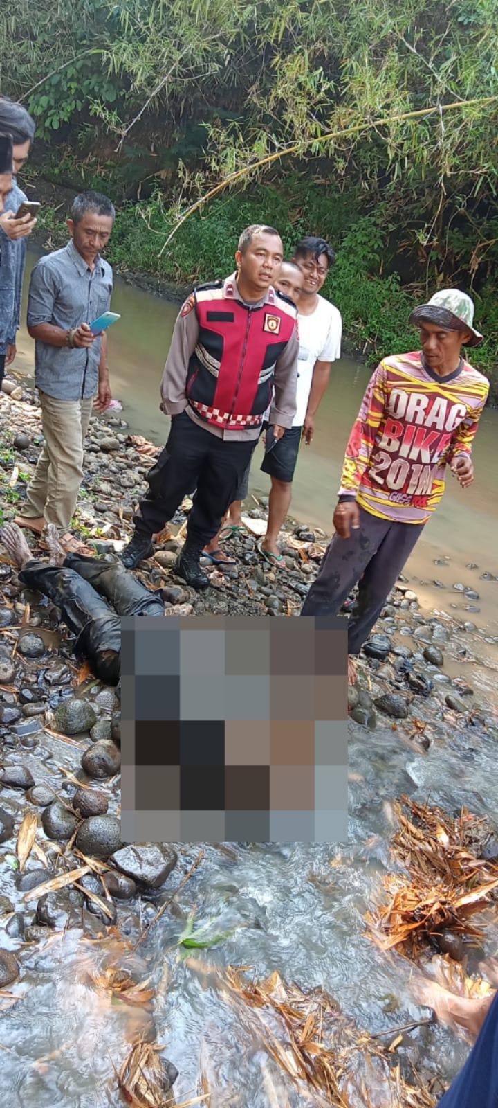 Polsek Limbangan Evakuasi Mayat Pria Tanpa Identitas di Sungai Cipancar Garut