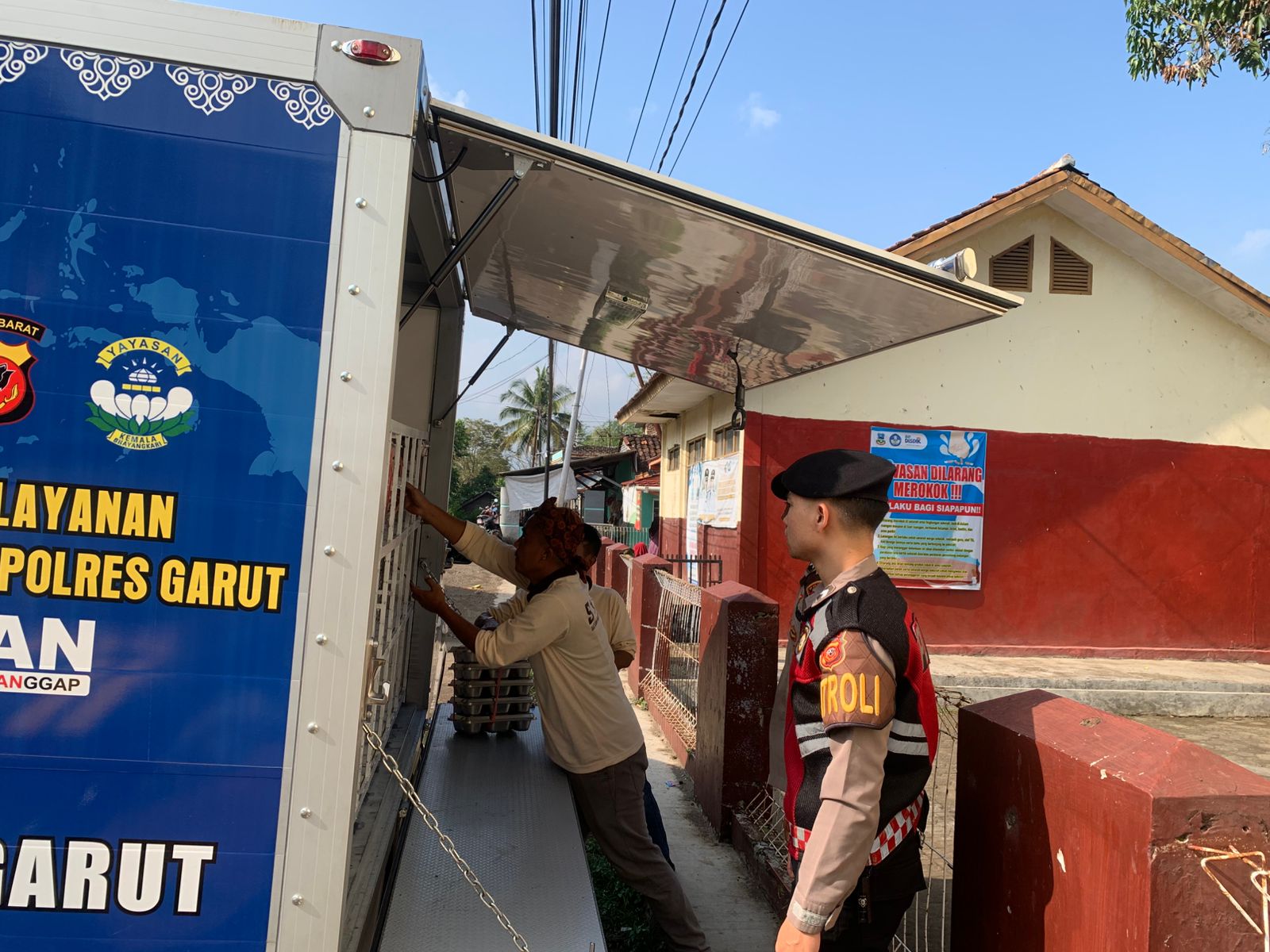 Sat Samapta Polres Garut Kawal Pendistribusian Makan Bergizi Gratis di SDN 4 Sudalarang, Pastikan Aman dan Tepat Sasaran