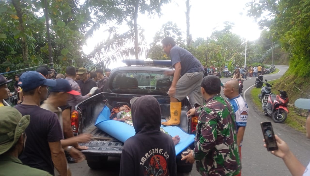 Polsek Cisompet Tangani Kecelakaan Tunggal Truk di Jalan Raya Cikajang–Cisompet, Dua Orang Alami Luka dan Dilarikan ke RSU Pameungpeuk