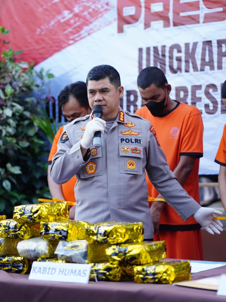 POLDA JABAR GAGALKAN PEREDARAN NARKOBA JARINGAN INTERNASIONAL DAN LOKAL, 17,6 KG SABU, 19,5 KG GANJA, DAN SENJATA API ILEGAL DISITA