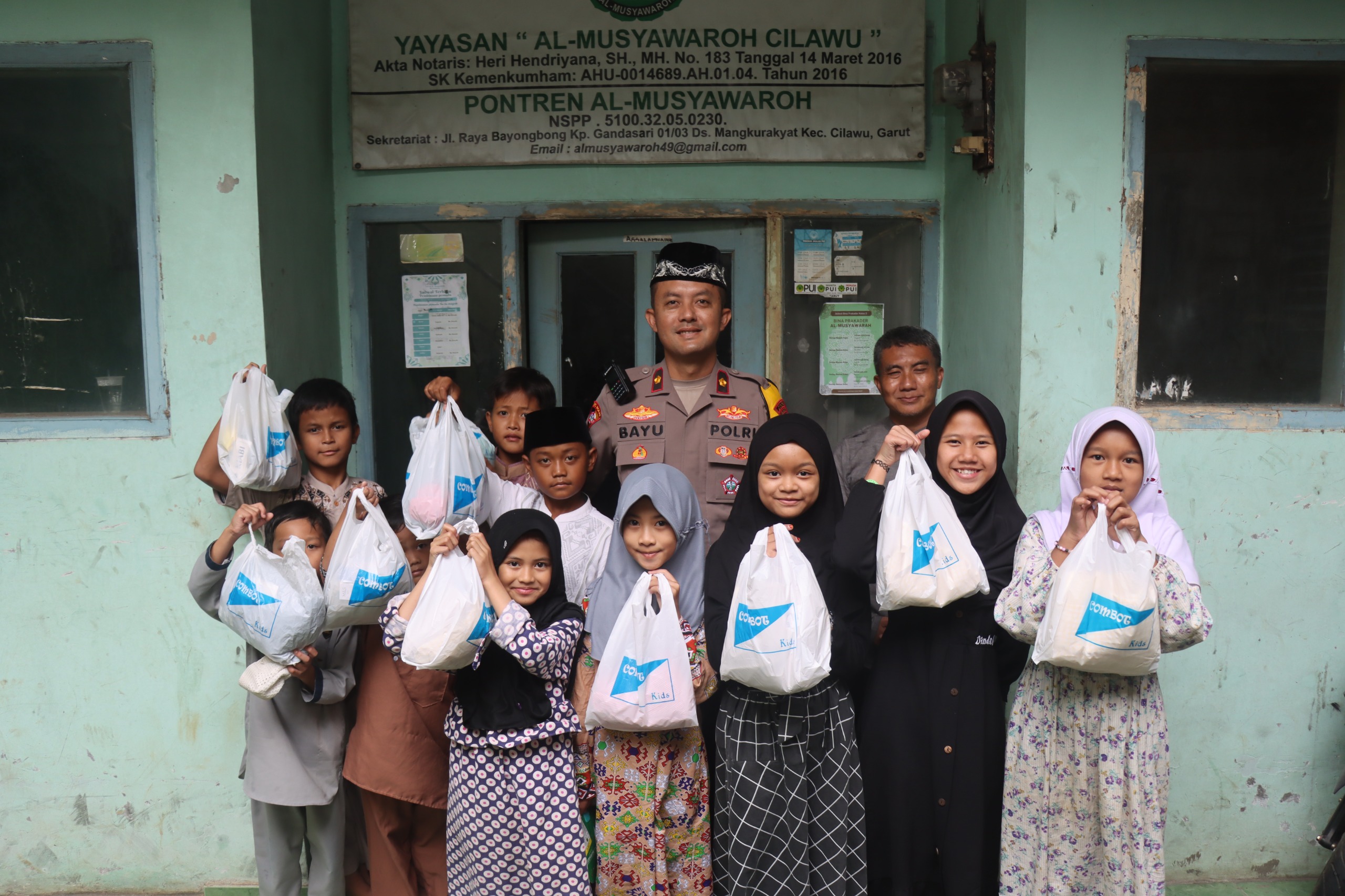 HUT Humas Polri ke-74, Polres Garut Gelar Baksos Jumat Bersama Anak Yatim di Ponpes Al-Musyawaroh Cilawu