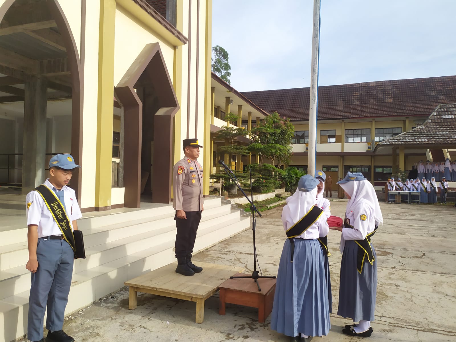 Kapolsek Cisurupan Jadi Pembina Upacara di SMAN 16 Garut: Tanamkan Nilai Disiplin dan Kepedulian Sejak Dini Kapolsek Cisurupan Jadi Pembina Upacara di SMAN 16 Garut: Tanamkan Nilai Disiplin dan Kepedulian Sejak Dini
