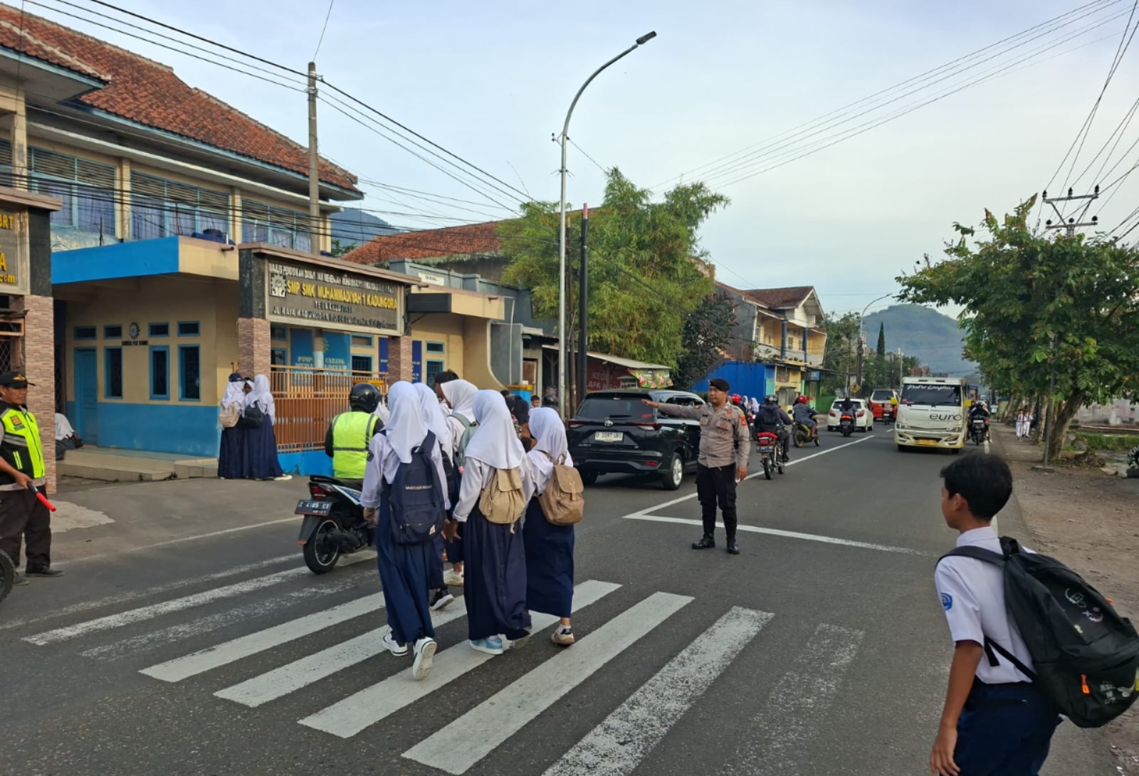 Cegah Kemacetan dan Jaga Keselamatan Pelajar, Polsek Kadungora Gelar Giat Rawan Pagi di Depan Sekolah Muhammadiyah 1 Cegah Kemacetan dan Jaga Keselamatan Pelajar, Polsek Kadungora Gelar Giat Rawan Pagi di Depan Sekolah Muhammadiyah 1
