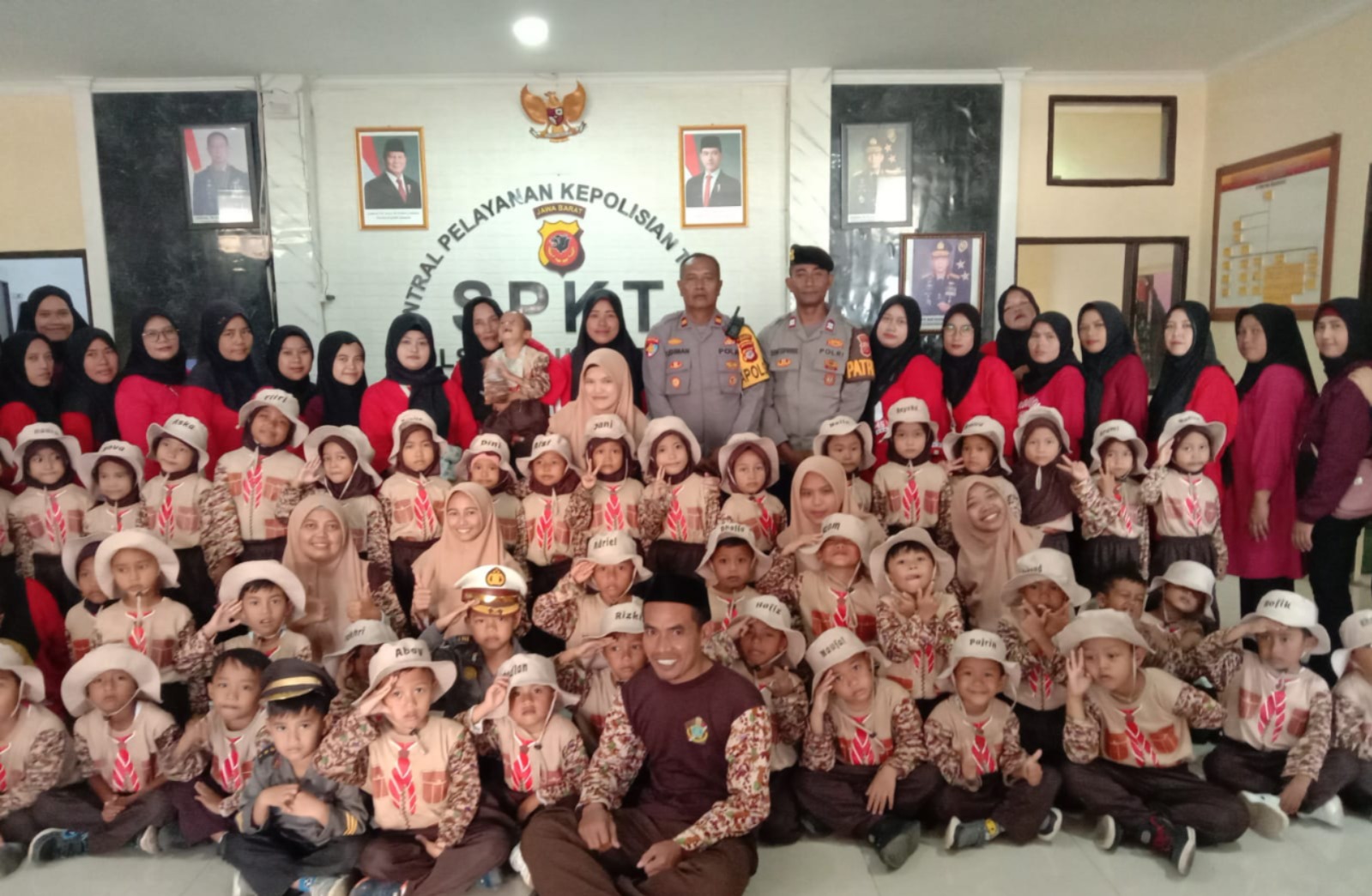 Polsek Sukawening Terima Kunjungan Edukatif dari TK Al Mubarokah: Tanamkan Cinta dan Kepercayaan Anak pada Polisi Sejak Dini Polsek Sukawening Terima Kunjungan Edukatif dari TK Al Mubarokah: Tanamkan Cinta dan Kepercayaan Anak pada Polisi Sejak Dini