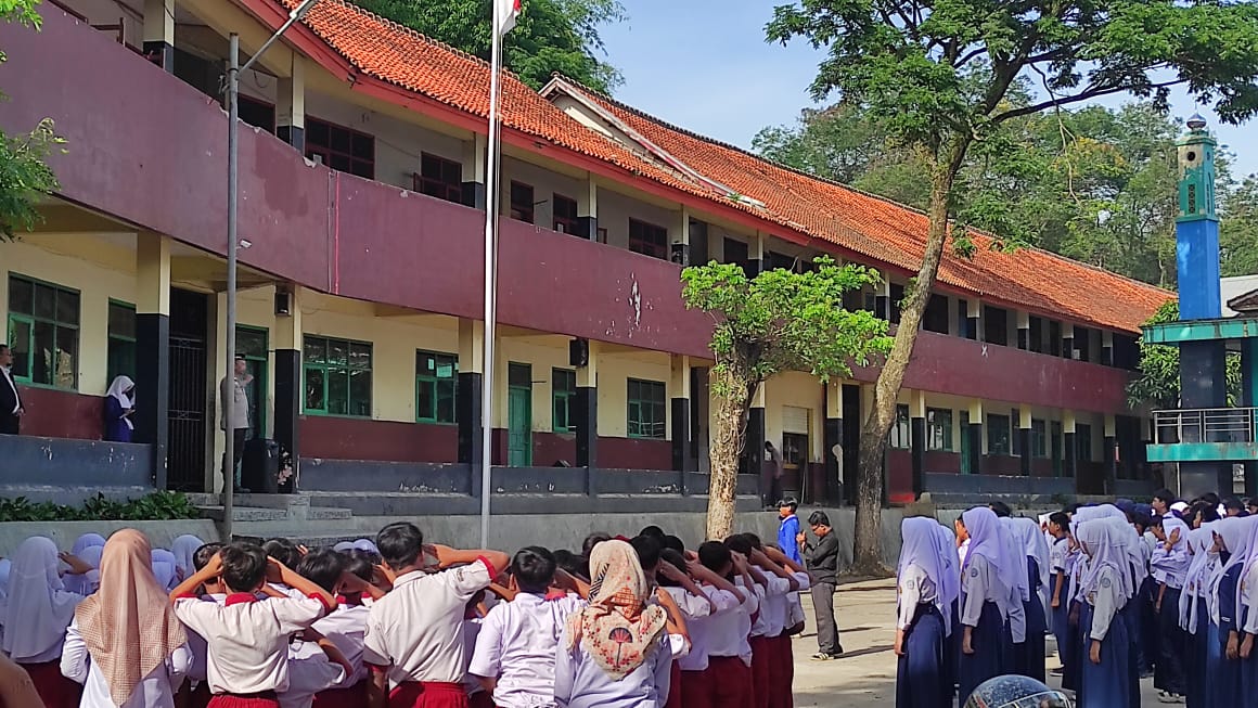 Sat Binmas Polres Garut Jadi Pembina Upacara di SMK Al Ghifari Banyuresmi: Tanamkan Disiplin, Tertib Hukum, dan Tolak Aksi Anarkis di Kalangan Pelajar Sat Binmas Polres Garut Jadi Pembina Upacara di SMK Al Ghifari Banyuresmi: Tanamkan Disiplin, Tertib Hukum, dan Tolak Aksi Anarkis di Kalangan Pelajar