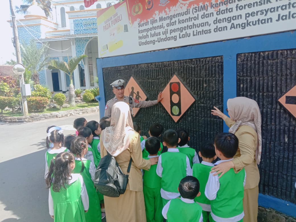 Satlantas Polres Garut Gelar “Polisi Sahabat Anak” Bersama TK Muslimat NU: Tanamkan Tertib Lalu Lintas Sejak Usia Dini Satlantas Polres Garut Gelar “Polisi Sahabat Anak” Bersama TK Muslimat NU: Tanamkan Tertib Lalu Lintas Sejak Usia Dini