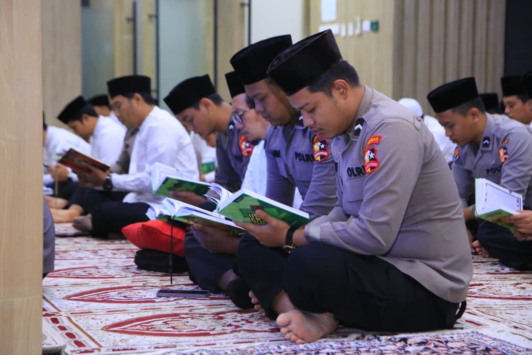 Wujud Peduli Sesama, Humas Polri Berikan Tali Asih Kepada 100 Anak Yatim pada Khatanan HUT Ke-74 Wujud Peduli Sesama, Humas Polri Berikan Tali Asih Kepada 100 Anak Yatim pada Khatanan HUT Ke-74