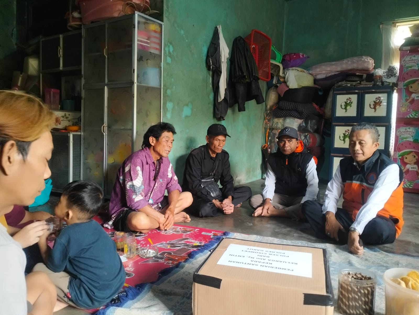 Polsek Cisompet Salurkan Bantuan kepada Keluarga Korban Tersengat Listrik di Desa Cikondang Polsek Cisompet Salurkan Bantuan kepada Keluarga Korban Tersengat Listrik di Desa Cikondang