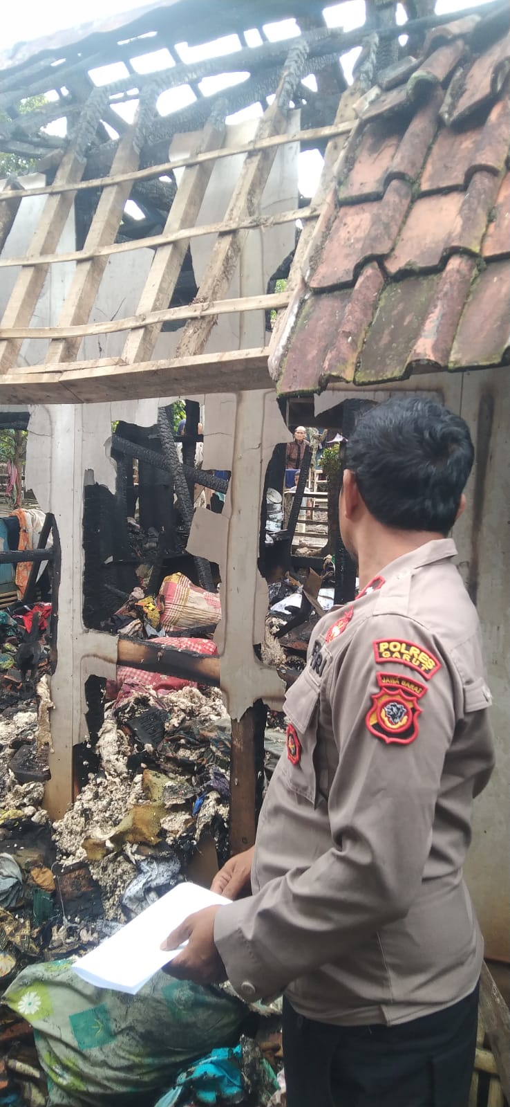 Obat Nyamuk Jadi Pemicu, Rumah Panggung di Cikelet Hangus Terbakar, Polsek Cikelet Lakukan Cek TKP Obat Nyamuk Jadi Pemicu, Rumah Panggung di Cikelet Hangus Terbakar, Polsek Cikelet Lakukan Cek TKP