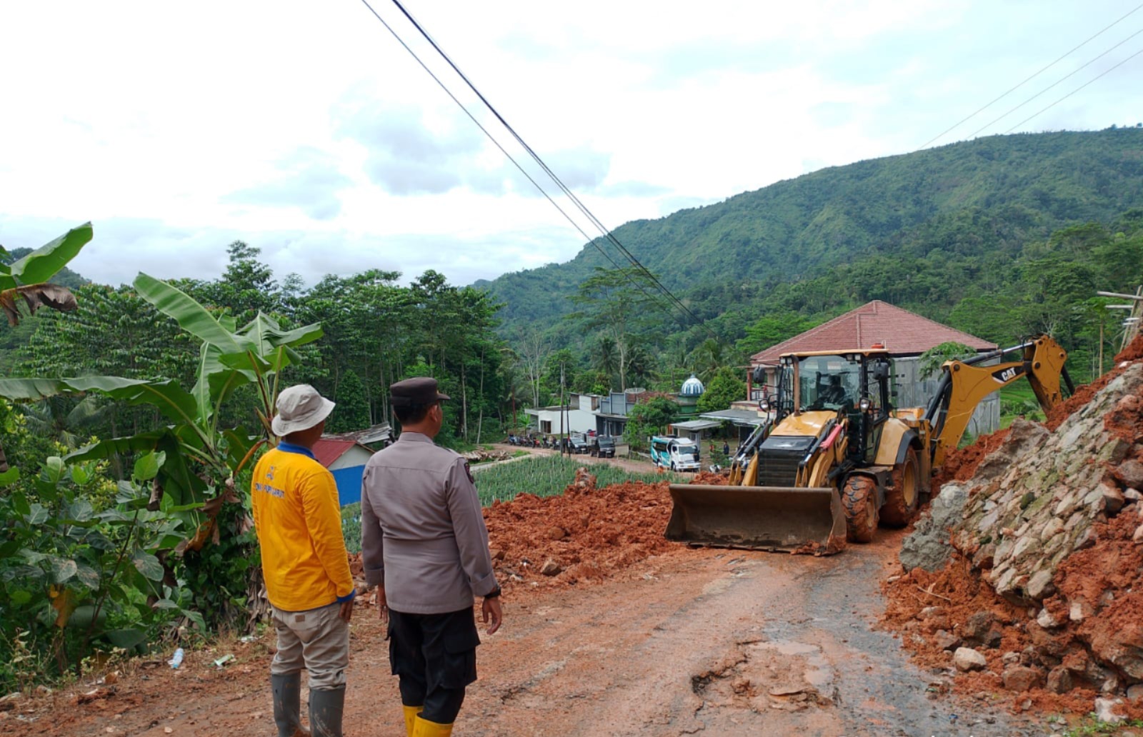 Polsek Singajaya Bersihkan Material Longsor, Akses Jalan Peundeuy–Toblong Kini Kembali Bisa Dilalui Polsek Singajaya Bersihkan Material Longsor, Akses Jalan Peundeuy–Toblong Kini Kembali Bisa Dilalui