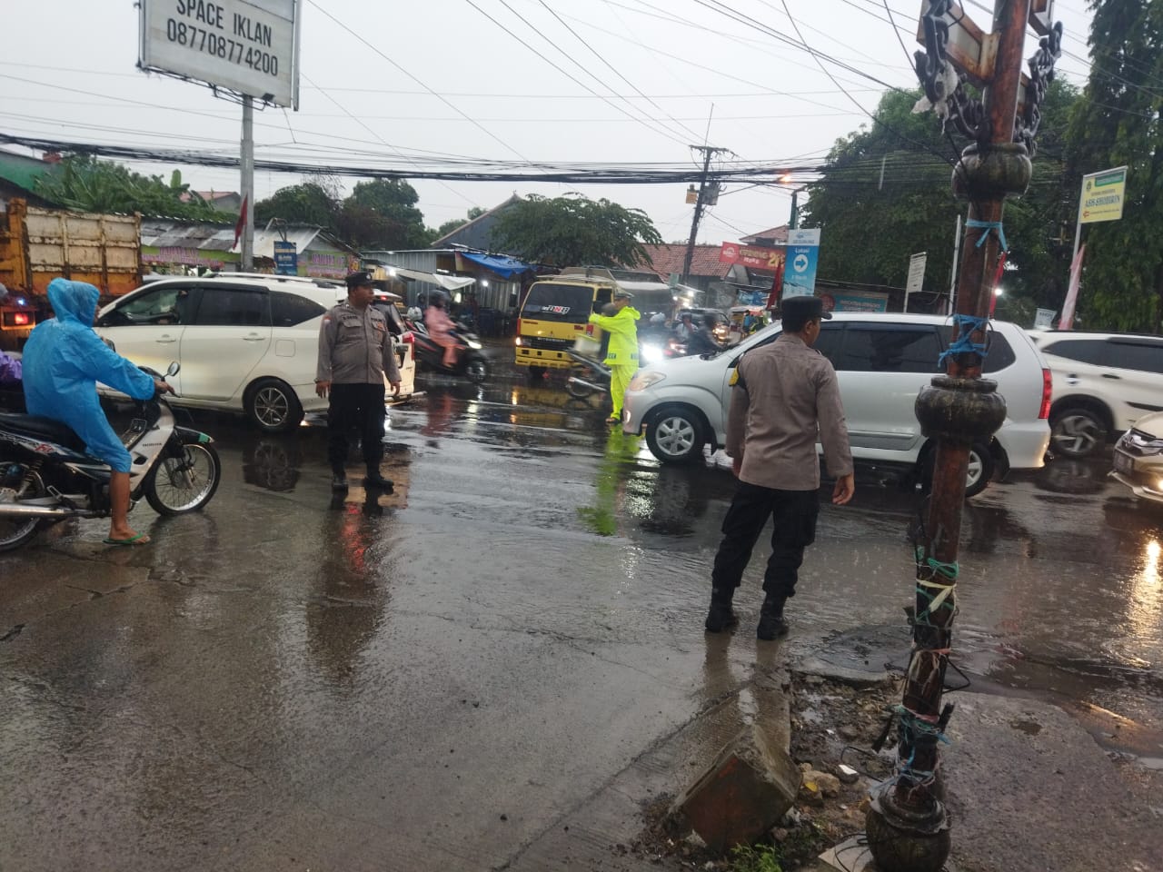 Polisi Tetap Atur Lalin Meski Diguyur Hujan, Sambil Patroli Cek Genangan Air dan Antisipasi Tawuran Remaja