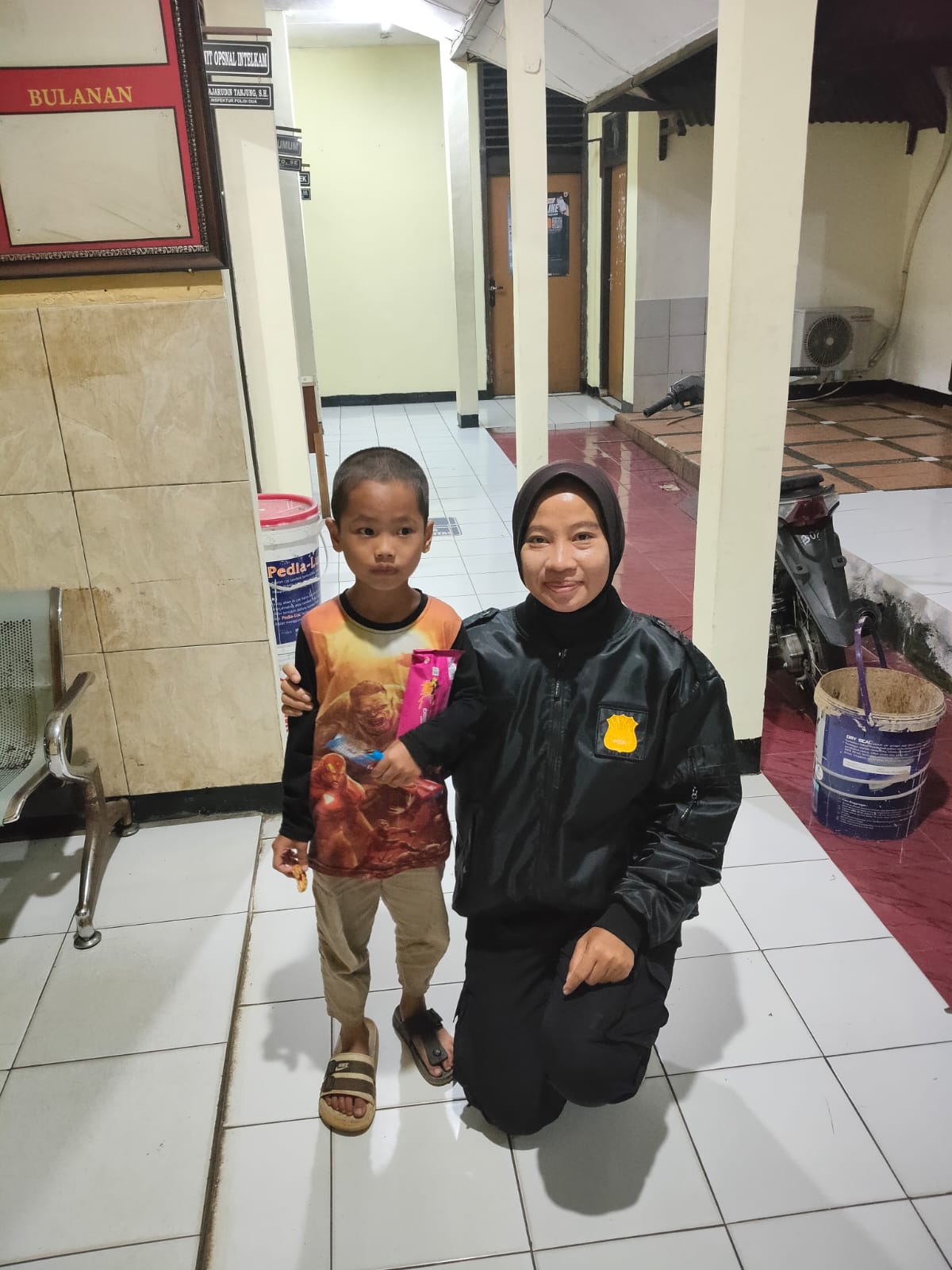 Polwan di Bogor Kembalikan Anak yang Hilang kepada Orang Tuanya