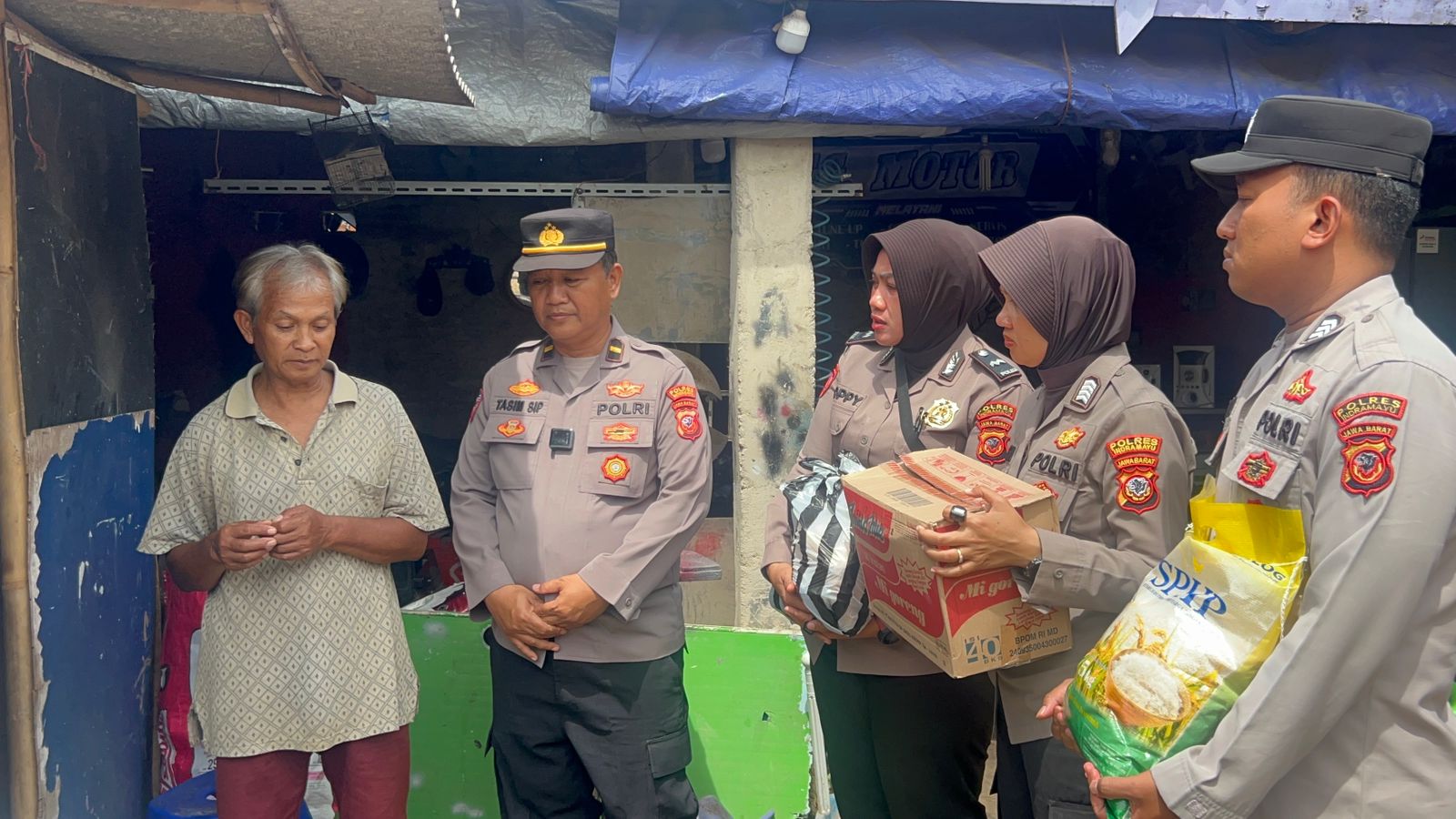 Polisi Sambangi Lansia Sebatang Kara, Berikan Sembako