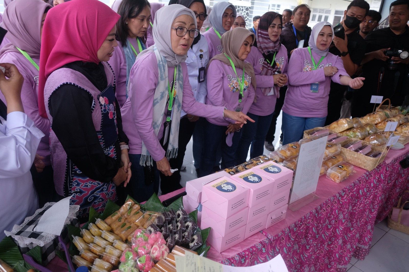 Kunjungi Lapas Wanita Sukamiskin Bandung, Ny. Diana Borong Kue Hasil Karya Warga Binaan