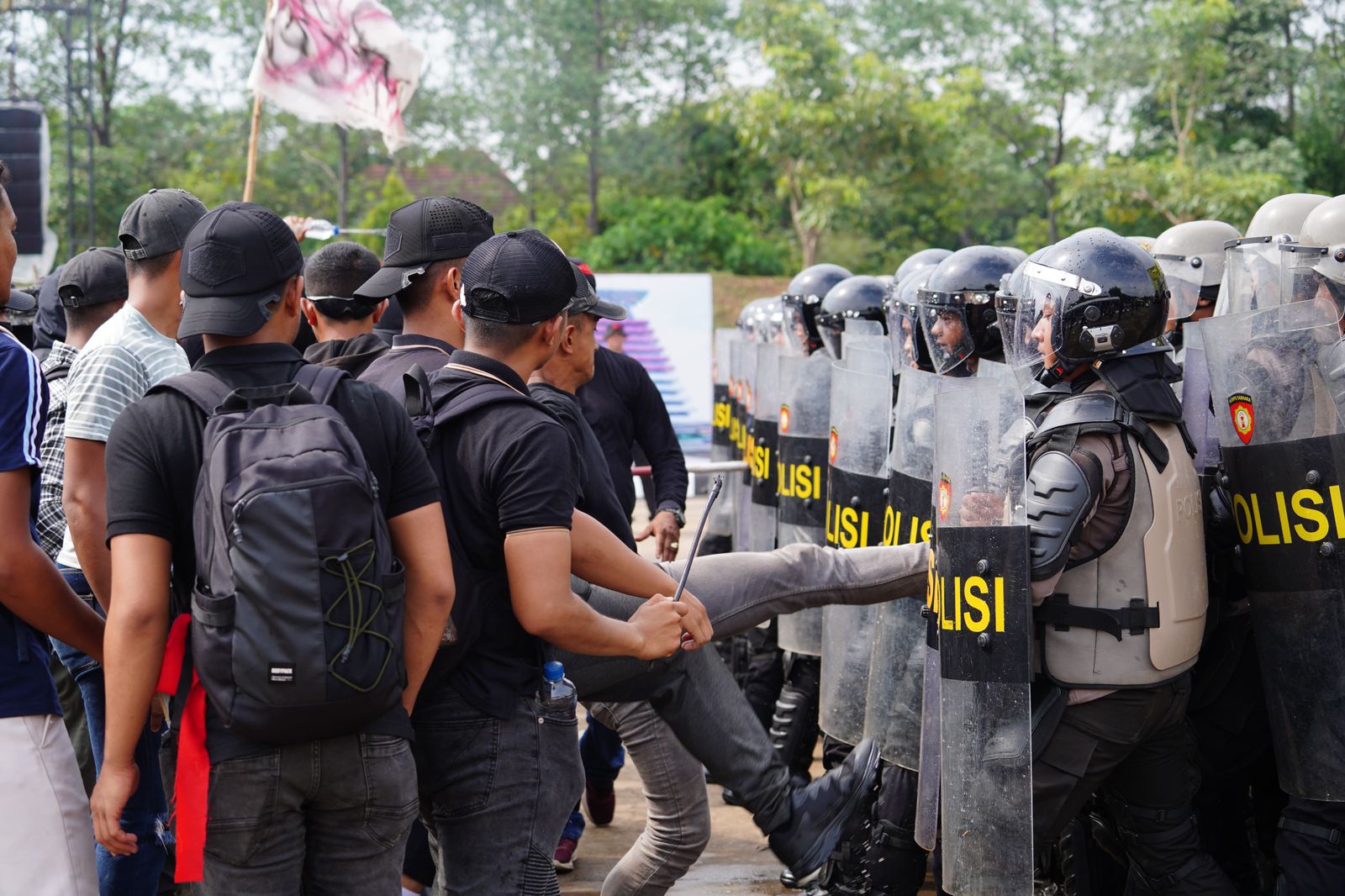 SIMULASI PENANGANAN UNJUK RASA ANARKIS DI APEL KASATWIL 2025, WUJUD PROFESIONALITAS DAN KESIAPSIAGAAN POLRI SIMULASI PENANGANAN UNJUK RASA ANARKIS DI APEL KASATWIL 2025, WUJUD PROFESIONALITAS DAN KESIAPSIAGAAN POLRI