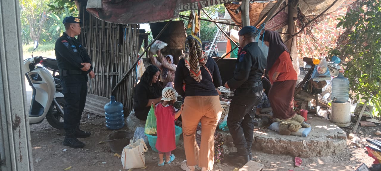 BRIMOB CEGAH PAHAM RADIKALISME DAN SEKULARISME DIKALANGAN MASYARAKAT DENGAN PATROLI SECARA RUTIN