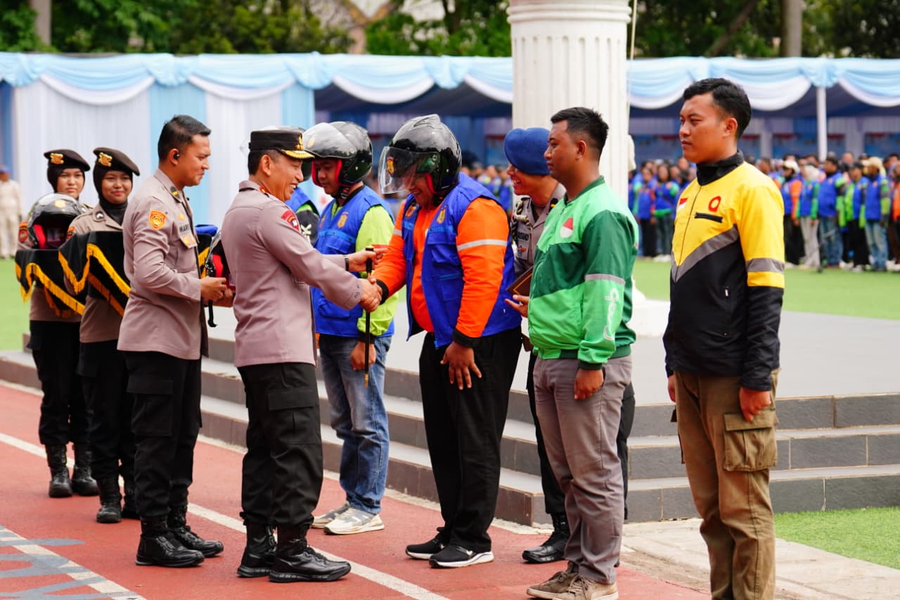 Kapolri Pimpin Apel Ojol Kamtibmas di Jabar: Bersatu Padu Jaga Keamanan Kapolri Pimpin Apel Ojol Kamtibmas di Jabar: Bersatu Padu Jaga Keamanan