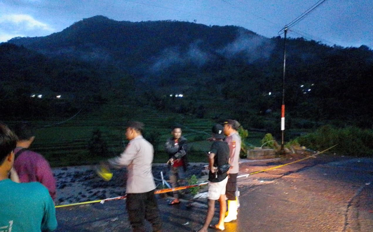 Polisi Cek Tkp Jembatan Gantung Cimanisan Yang Ambruk Polisi Cek Tkp Jembatan Gantung Cimanisan Yang Ambruk