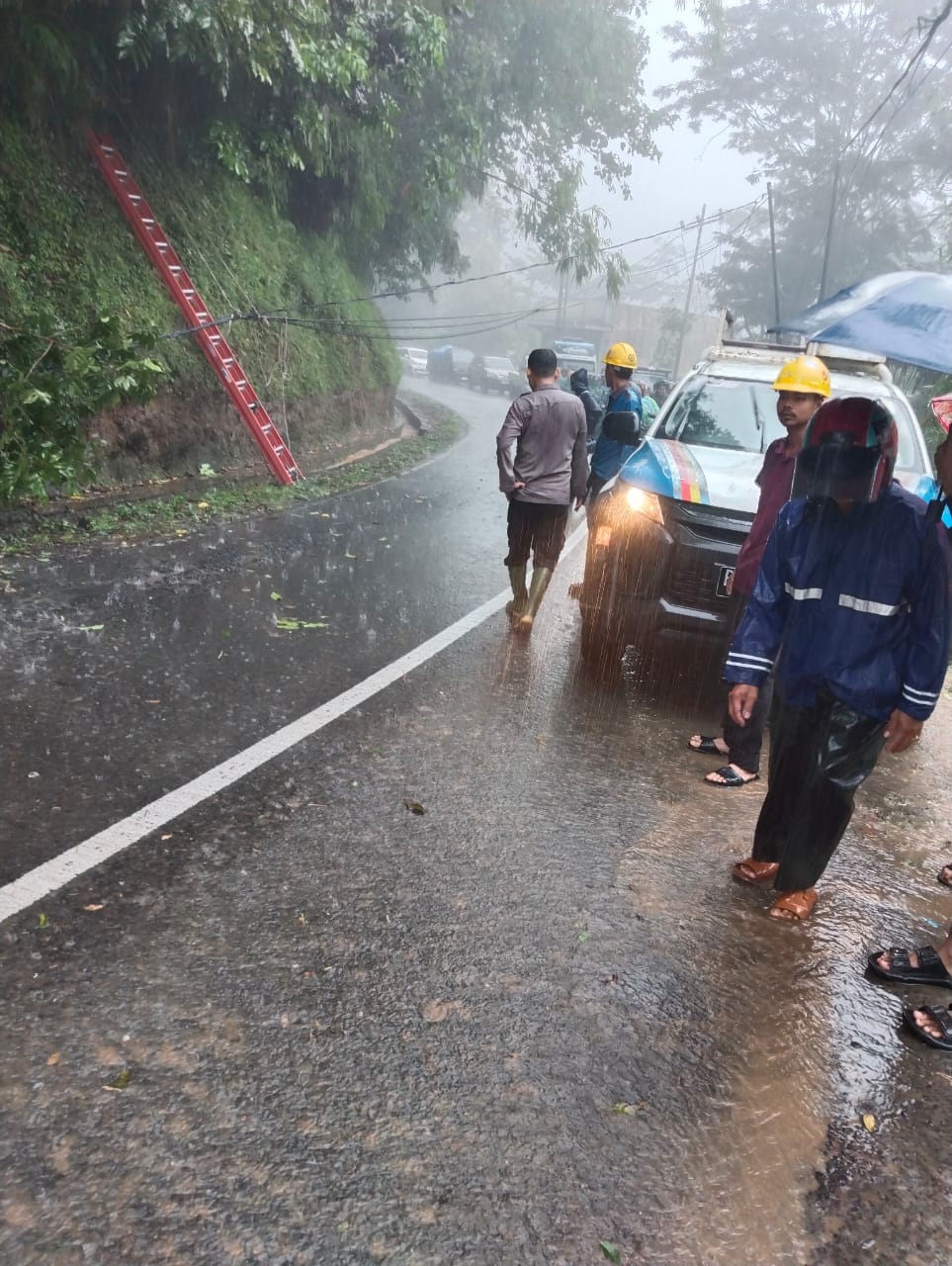 Polisi Evakuasi Tanah Longsor dan Tiang Listrik Tumbang di Jalan Raya Garut– Cisompet