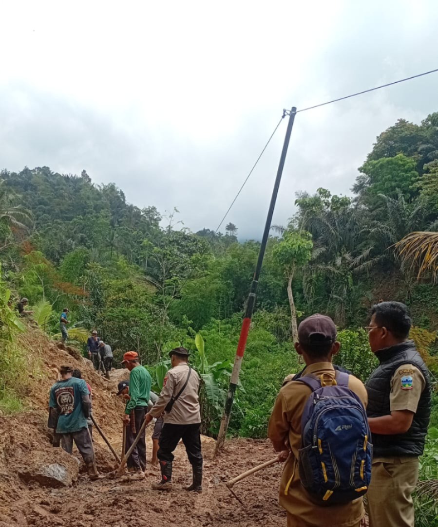 Polsek Bungbulang Bersama Warga Evakuasi Material Longsor