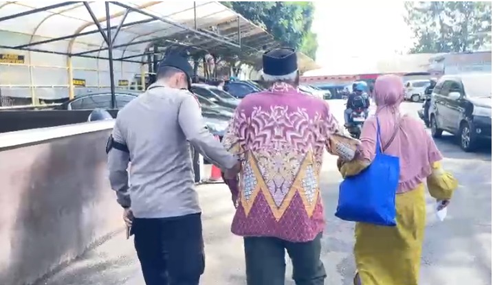 Polres Garut Tunjukkan Kepedulian, Antar Dua Lansia Asal Bogor yang Kehilangan Surat Penting