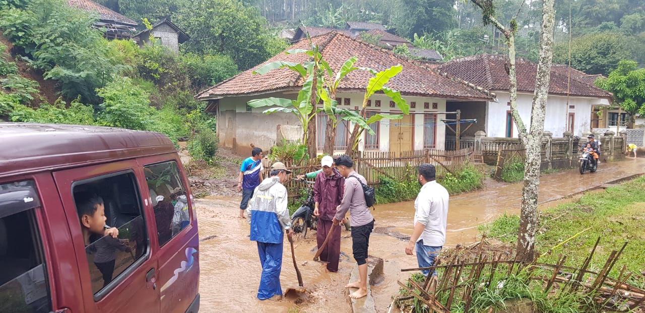 Polsek Samarang Bersama Warga Bersihkan Rumah Terdampak Banjir Di Desa Parakan