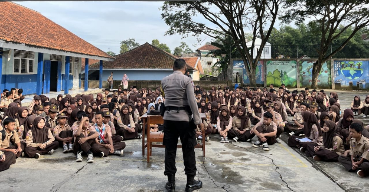 Bhabinkamtibmas Polsek Malangbong Sosialisasikan SPMB SMA Kemala Taruna Bhayangkara ke Siswa SMPN 1 Malangbong