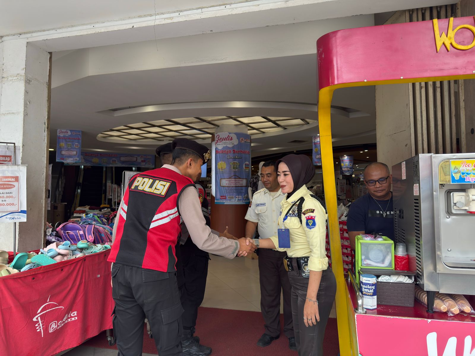 Sat Samapta Polres Garut Laksanakan Patroli Jalan Kaki di Wilayah Perkotaan untuk Ciptakan Situasi Kamtibmas Kondusif