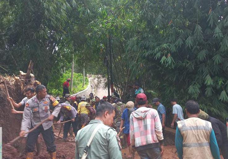 Polsek Sukawening Laksanakan Kerja Bakti Pasca Tanah Longsor di Jembatan Cinangsi