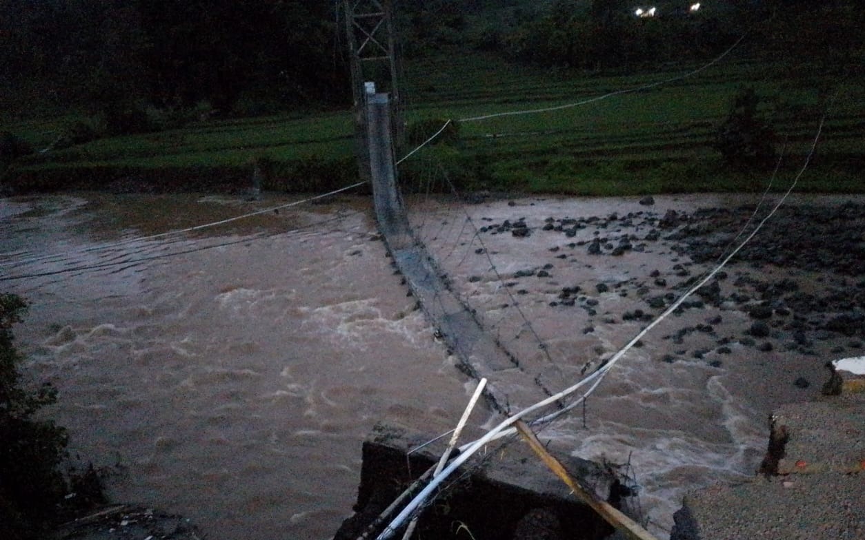 Polsek Singajaya Cek Tkp Jembatan Gantung Cimanisan Yang Ambruk
