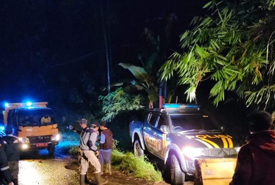 Polsek Banjarwangi Bersihkan Material Tanah Longsor di Jalan Raya Cikajang–Banjarwangi
