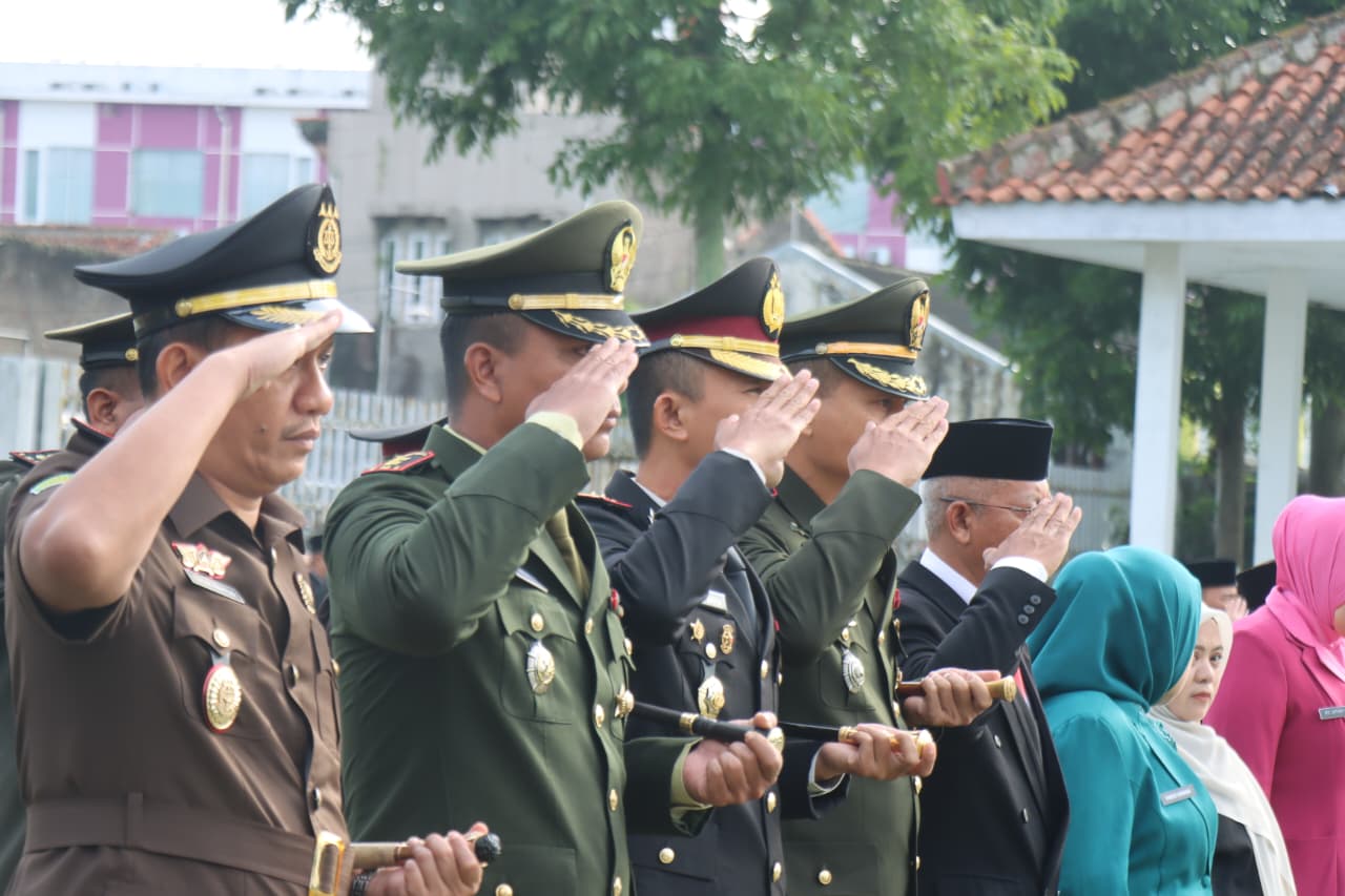 Peringati Hari Pahlawan 2025, Kapolres Garut Bersama Forkopimda Ikuti Upacara Ziarah Nasional di TMP Tenjolaya