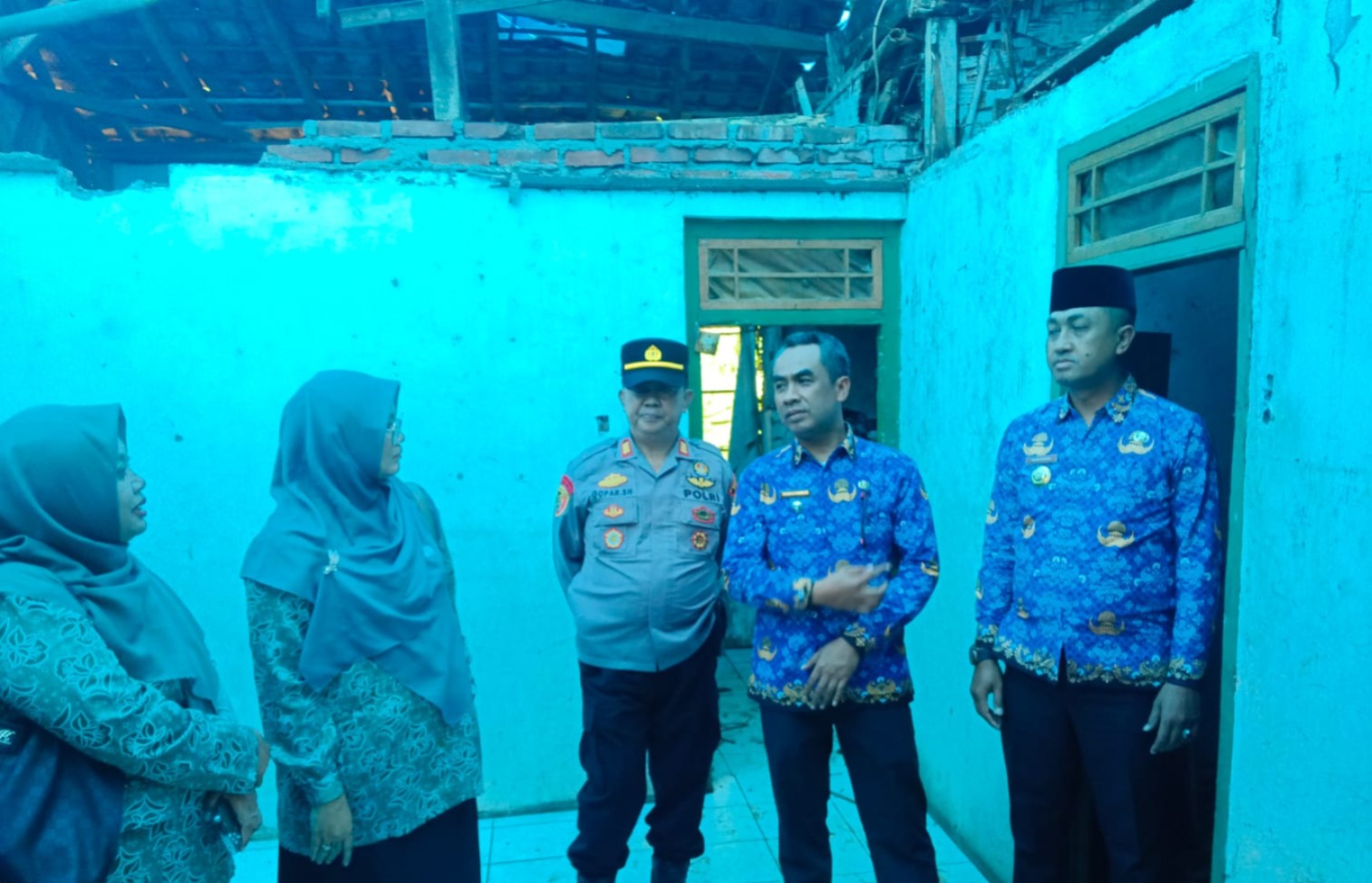 Kapolsek Bayongbong Bersama Forkopimcam Salurkan Bantuan untuk Warga Korban Rumah Roboh Akibat Hujan Deras