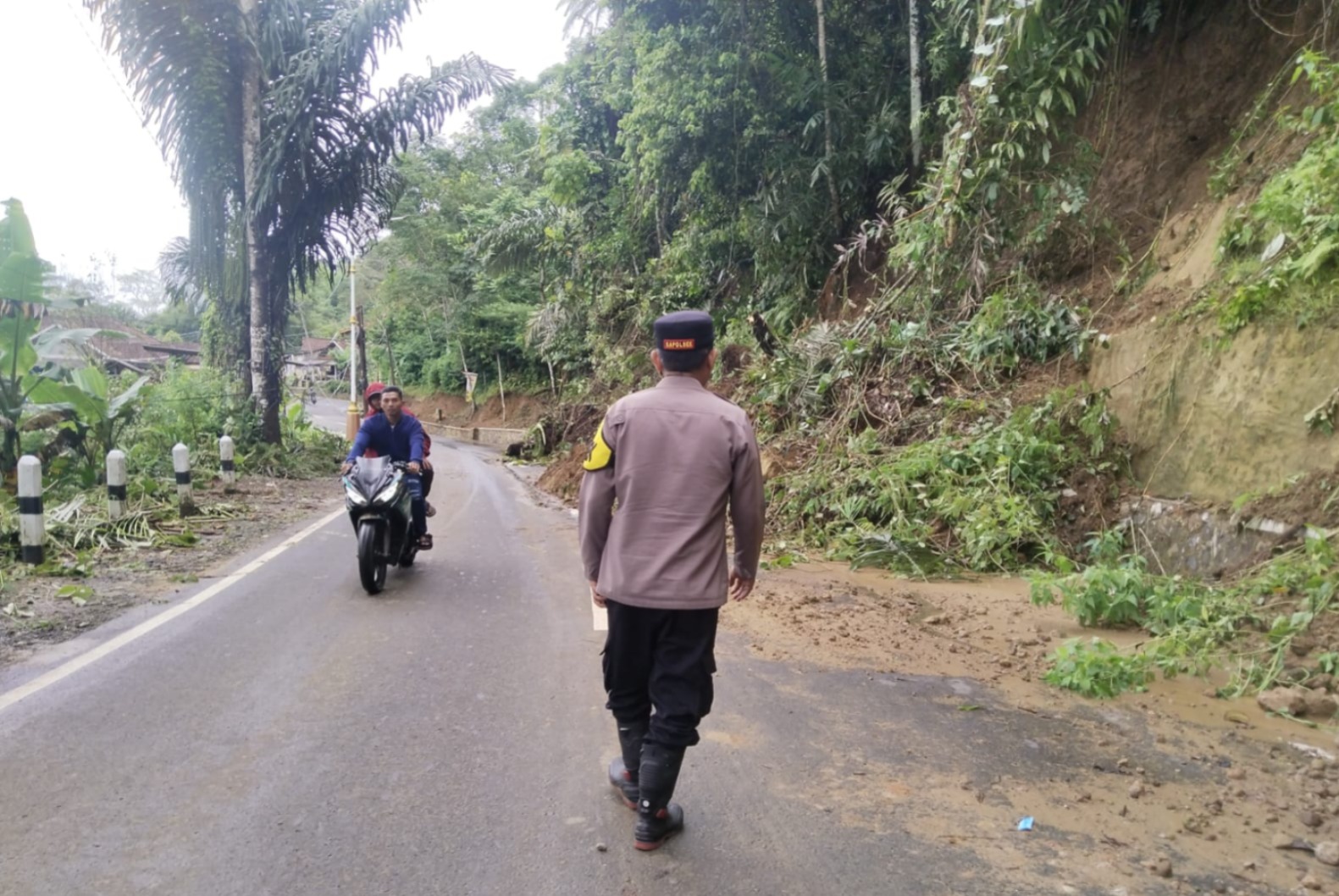 Polsek Caringin Cek Lokasi Tanah Longsor di Jalan Raya Caringin–Bungbulang, Pastikan Keamanan dan Kelancaran Arus Lalu Lintas