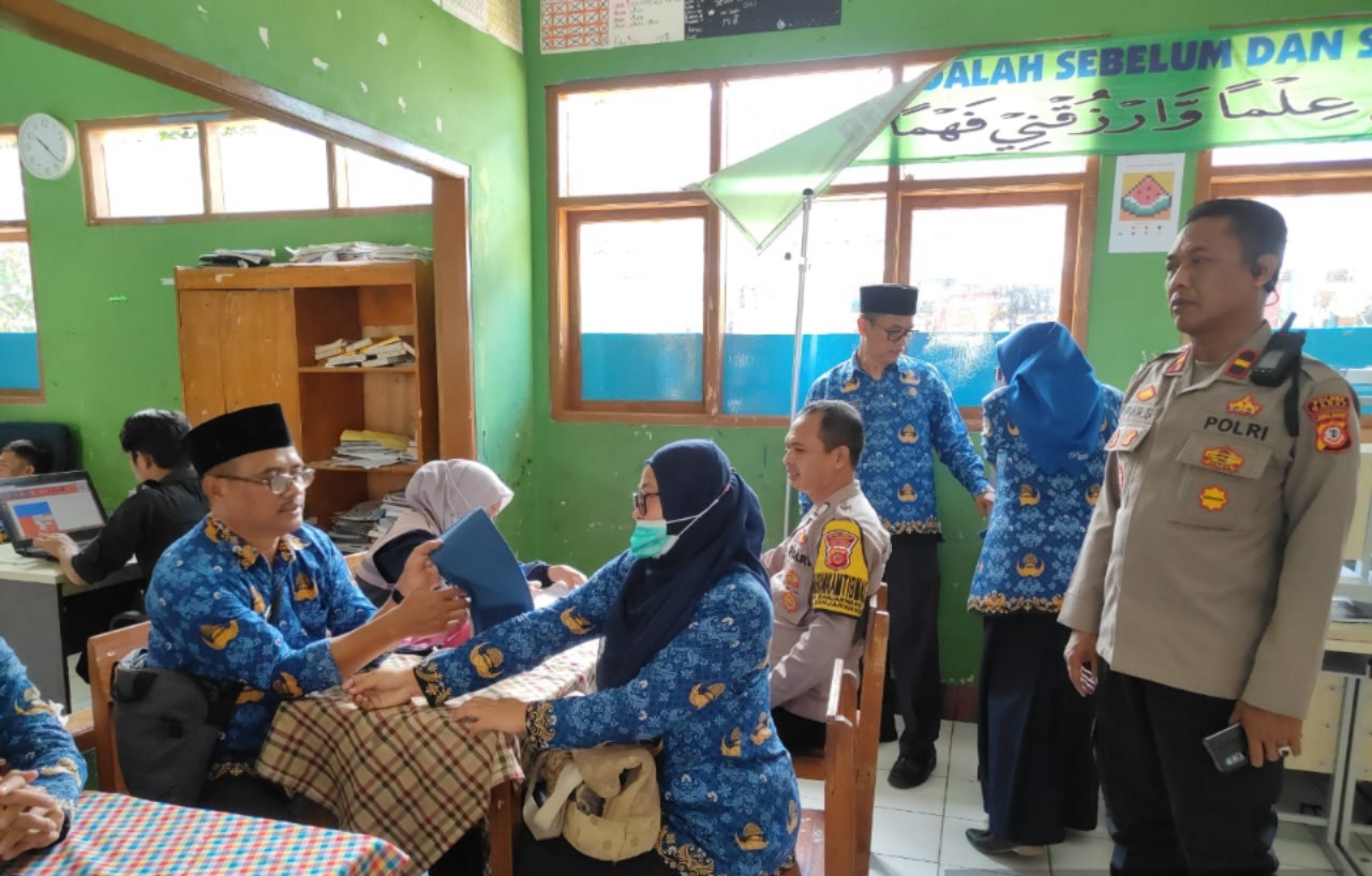 Polsek Banjarwangi Ikuti Donor Darah dalam Rangka HUT PGRI ke-80 di SDN 1 Banjarwangi Polsek Banjarwangi Ikuti Donor Darah dalam Rangka HUT PGRI ke-80 di SDN 1 Banjarwangi