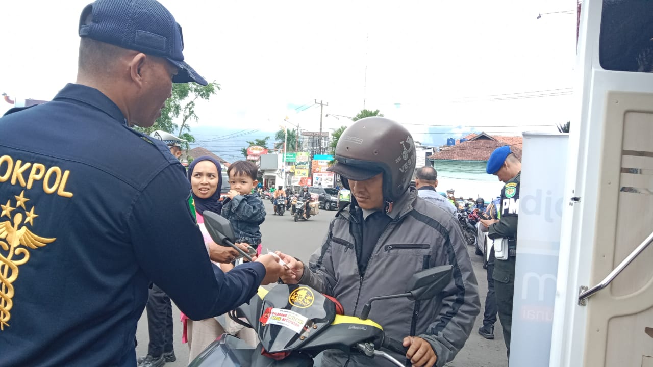 Sidokkes Polres Garut Lakukan Pemeriksaan Kesehatan kepada Petugas dan Pengendara dalam Rangka Operasi Zebra Lodaya 2025