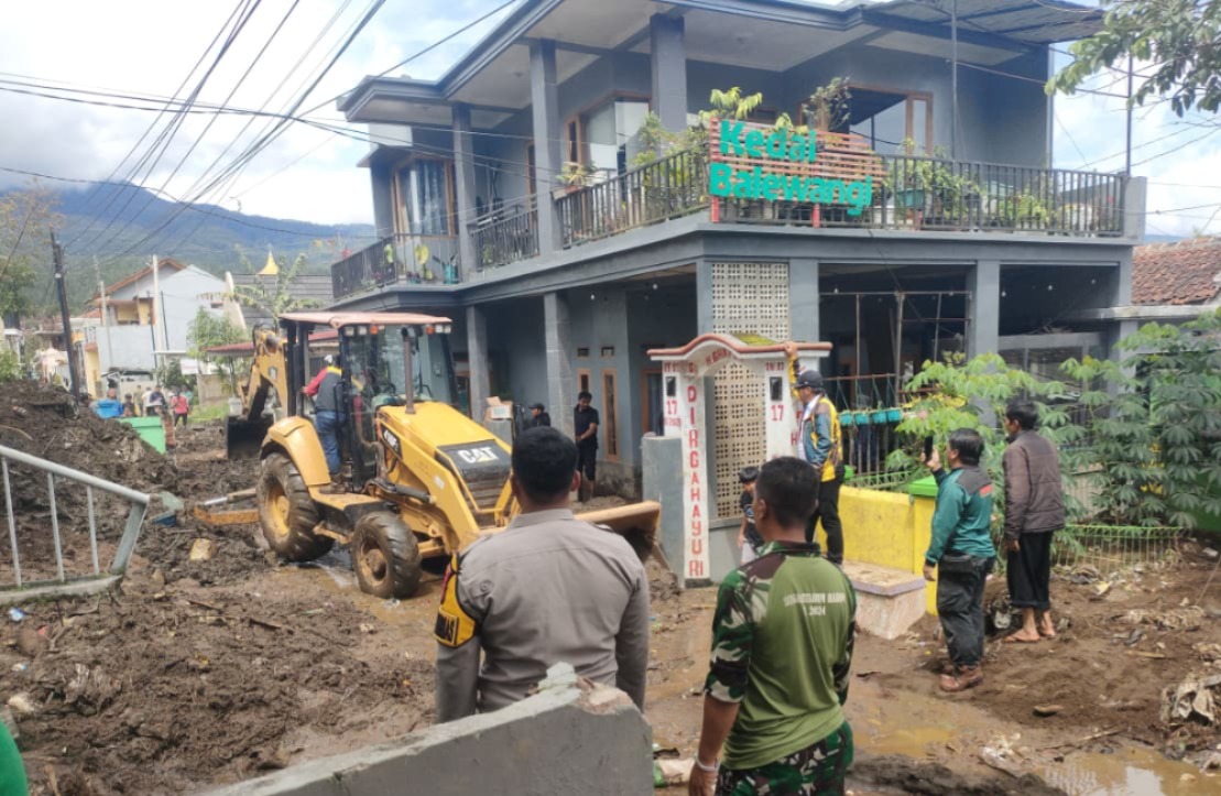 Polsek Cisurupan Bersama BPBD, Damkar, TNI, Forkopimcam dan Warga Evakuasi Material Banjir dan Longsor