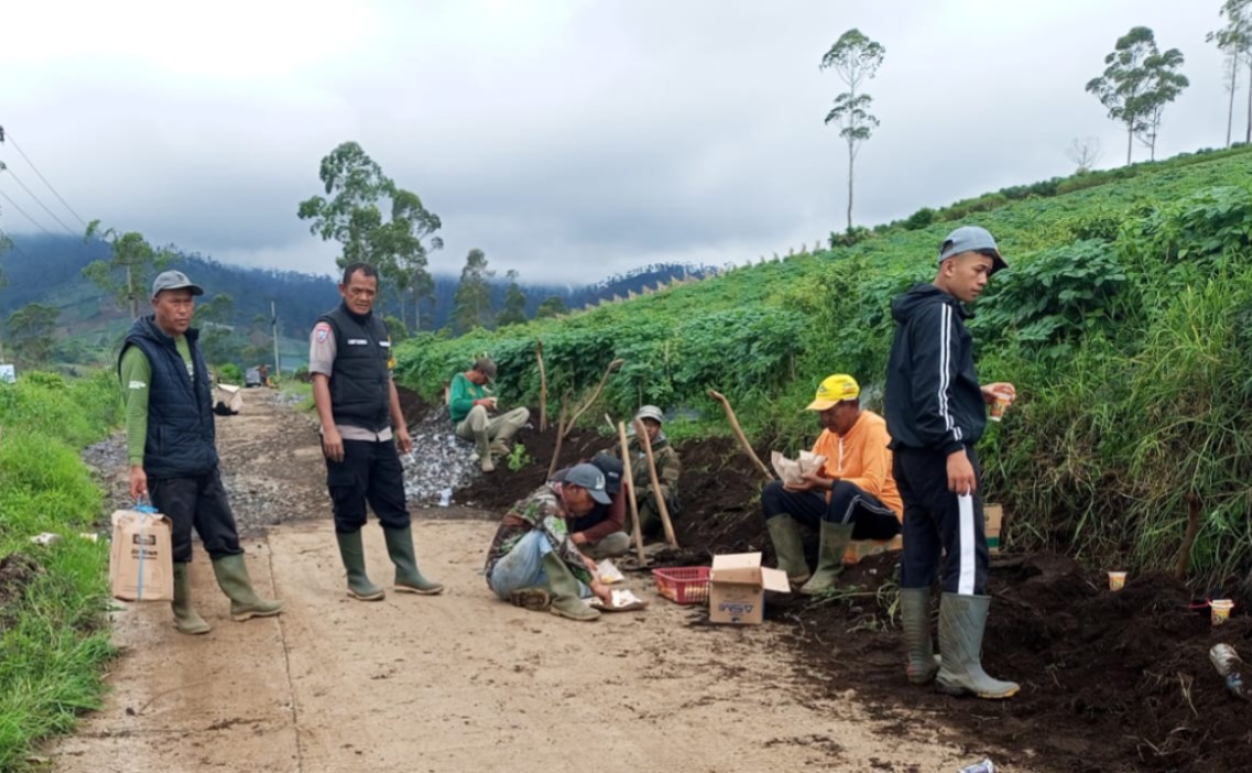 Bhabinkamtibmas Polsek Pasirwangi Ajak Warga Gotong Royong Bersihkan Saluran Air Antisipasi Musim Penghujan