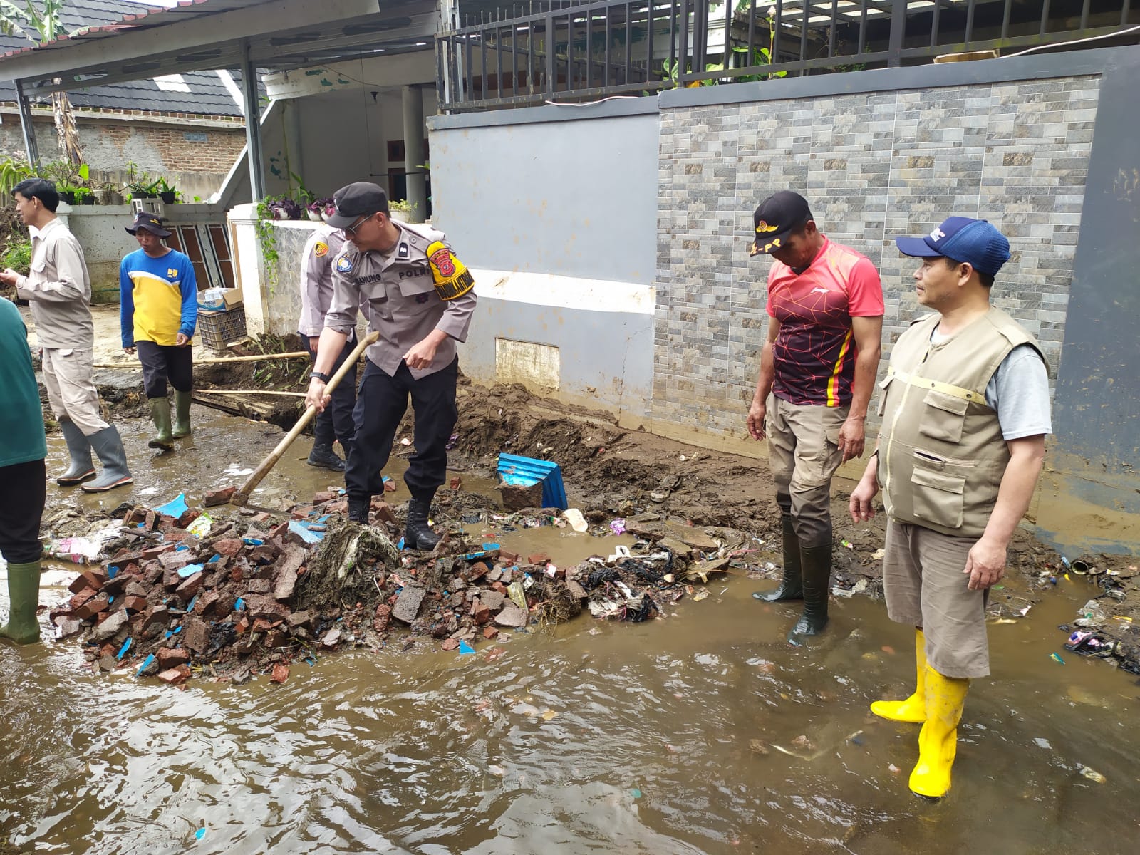 Polsek Cisurupan Bersama Warga Lakukan Pembersihan Material Pasca Banjir di Desa Balewangi