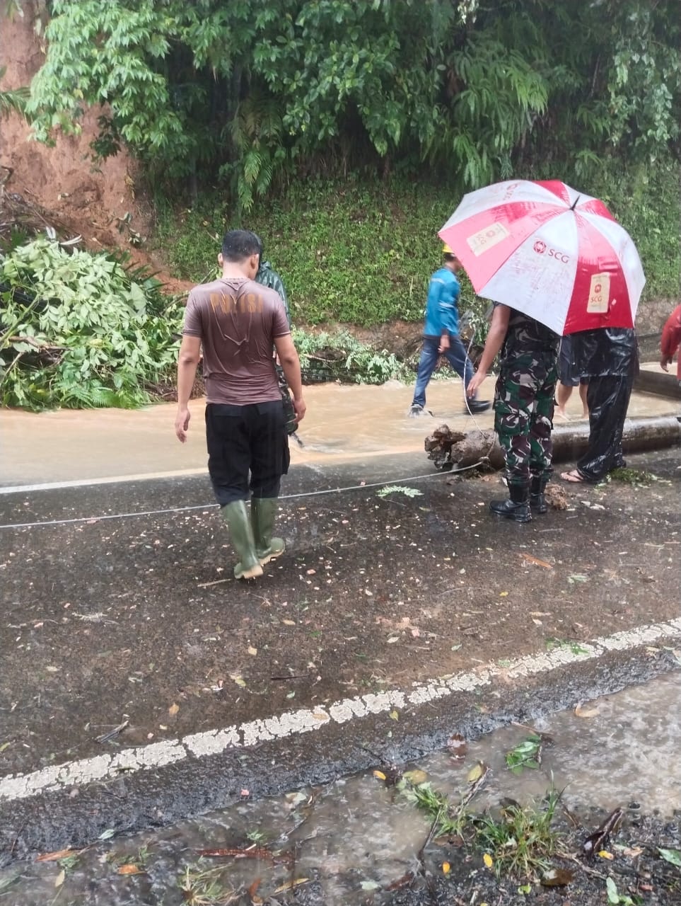 Polsek Cisompet Evakuasi Tanah Longsor dan Tiang Listrik Tumbang di Jalan Raya Garut–Cisompet