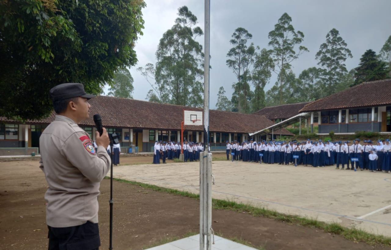 Kanit Binmas Polsek Bayongbong Jadi Pembina Upacara di SMPN 1 Cigedug, Tanamkan Nilai Karakter dan Anti-Bullying