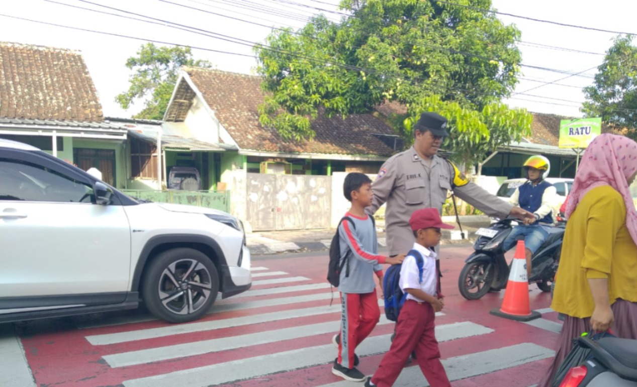Polsek Garut Kota Lakukan Pengamanan Jam Rawan Pagi di Depan Sekolah untuk Jamin Kelancaran Lalu Lintas Polsek Garut Kota Lakukan Pengamanan Jam Rawan Pagi di Depan Sekolah untuk Jamin Kelancaran Lalu Lintas