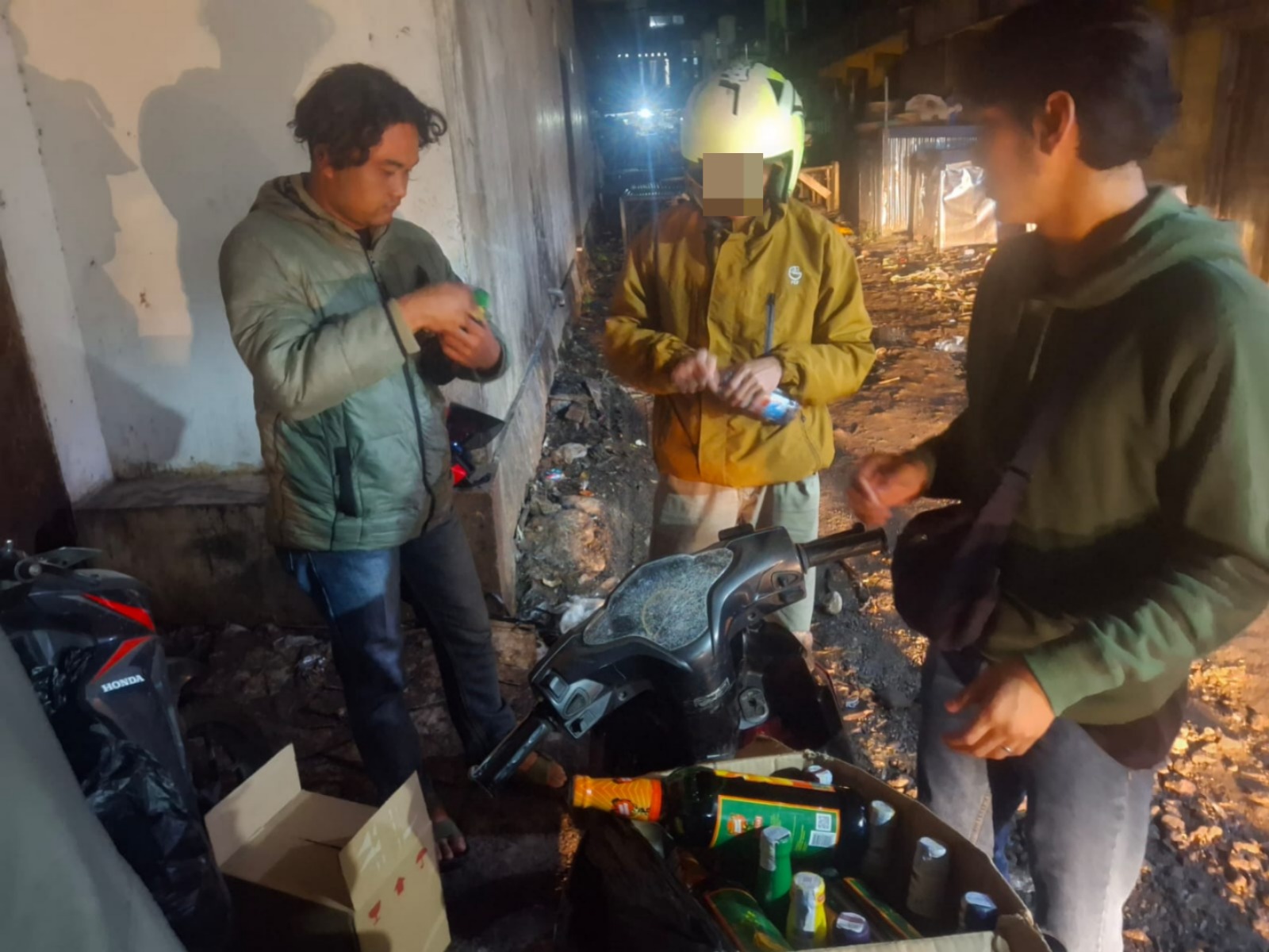 Sat Narkoba Polres Garut Amankan Puluhan Botol Miras di Pasar Ciawitali Sat Narkoba Polres Garut Amankan Puluhan Botol Miras di Pasar Ciawitali