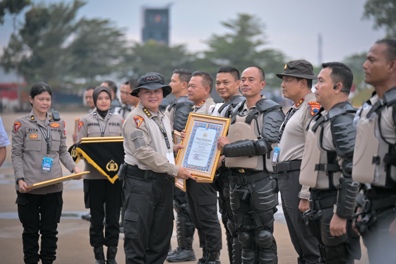 Kapolres Garut Terima Penghargaan dari Kapolri Dalam Apel Kasatwil 2025
