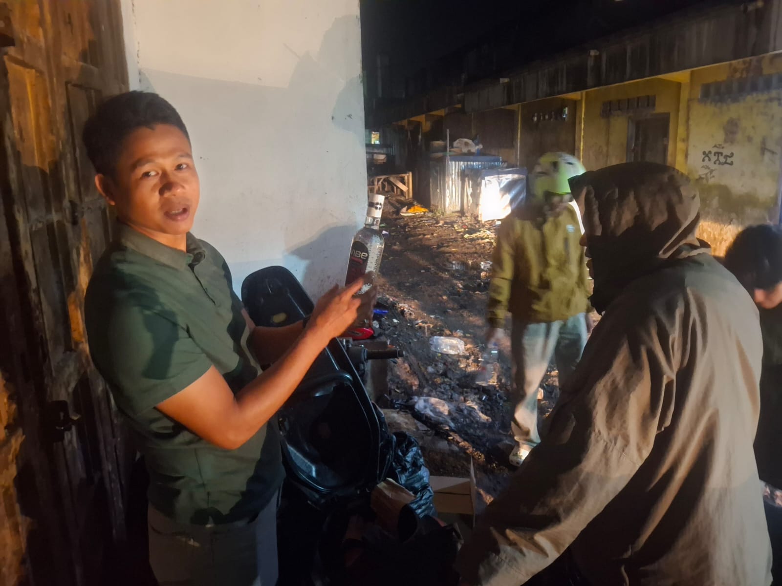 Polisi Amankan Puluhan Botol Miras di Pasar Ciawitali