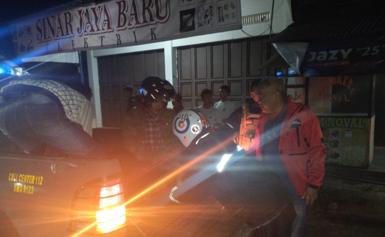 Polisi Evakuasi Korban Laka Lantas di Jalan Raya Bayongbong–Garut