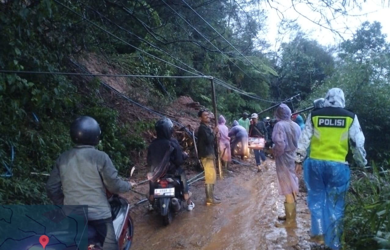 Polisi Mitigasi Bencana Longsor Di Empat Titik Ruas Jalan Cijakang– Singajaya