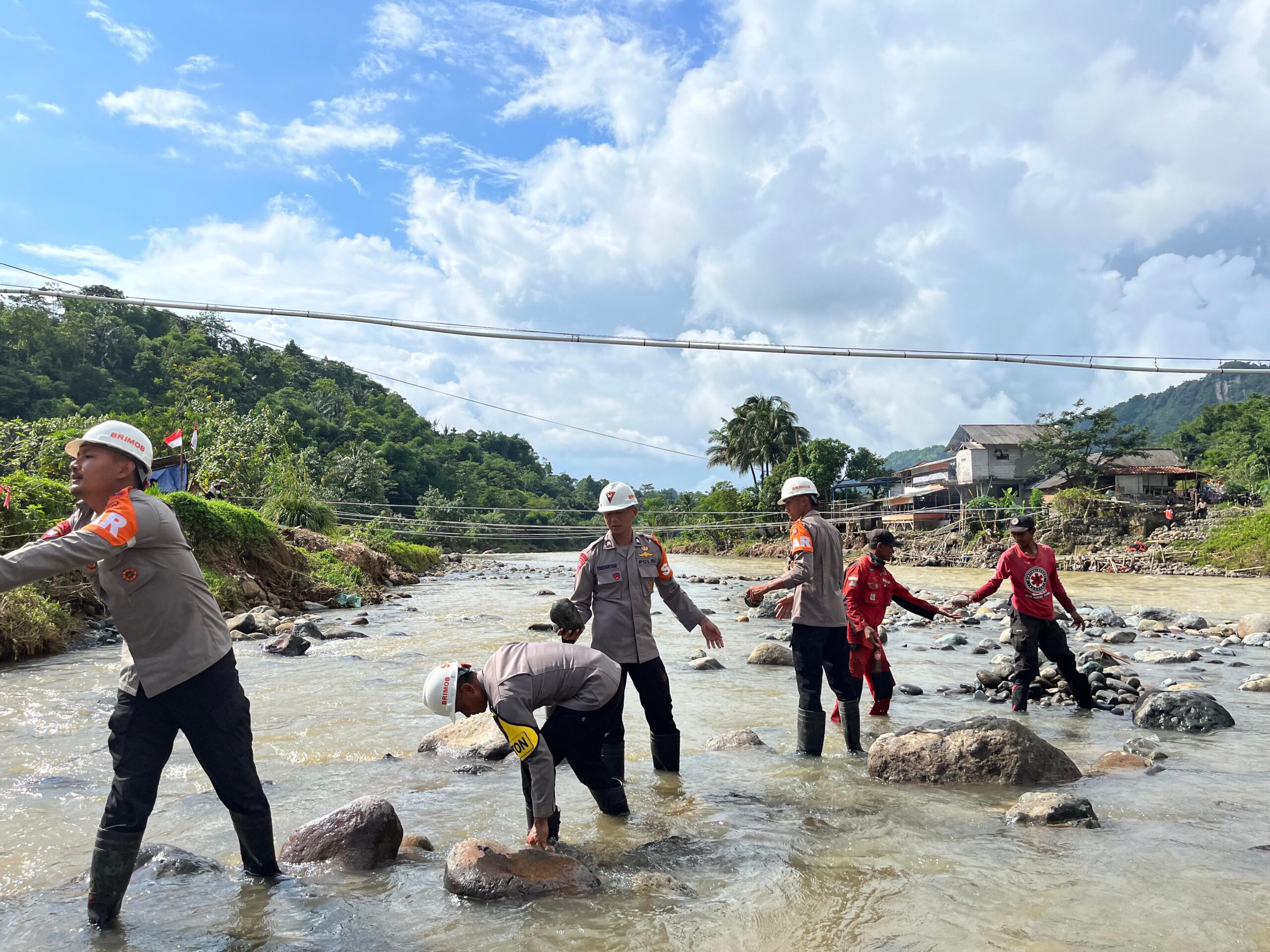Dedikasi Tanpa Pamrih Sat Brimob Polda Jabar Buat Jembatan di Cikaengan, yang Menguatkan Banyak Nyawa